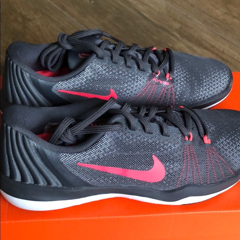 New with box- women’s Nike tennis shoes size 7.5